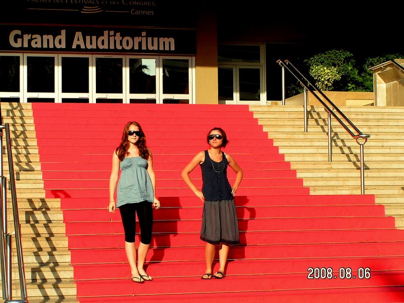 Z siostr? na czerwonym dywanie w Cannes( ja to w tej niebieskiej bluzce).